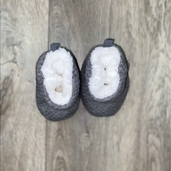Old Navy Baby Slippers Quilted 3-6 Months Gray - Picture 10 of 13